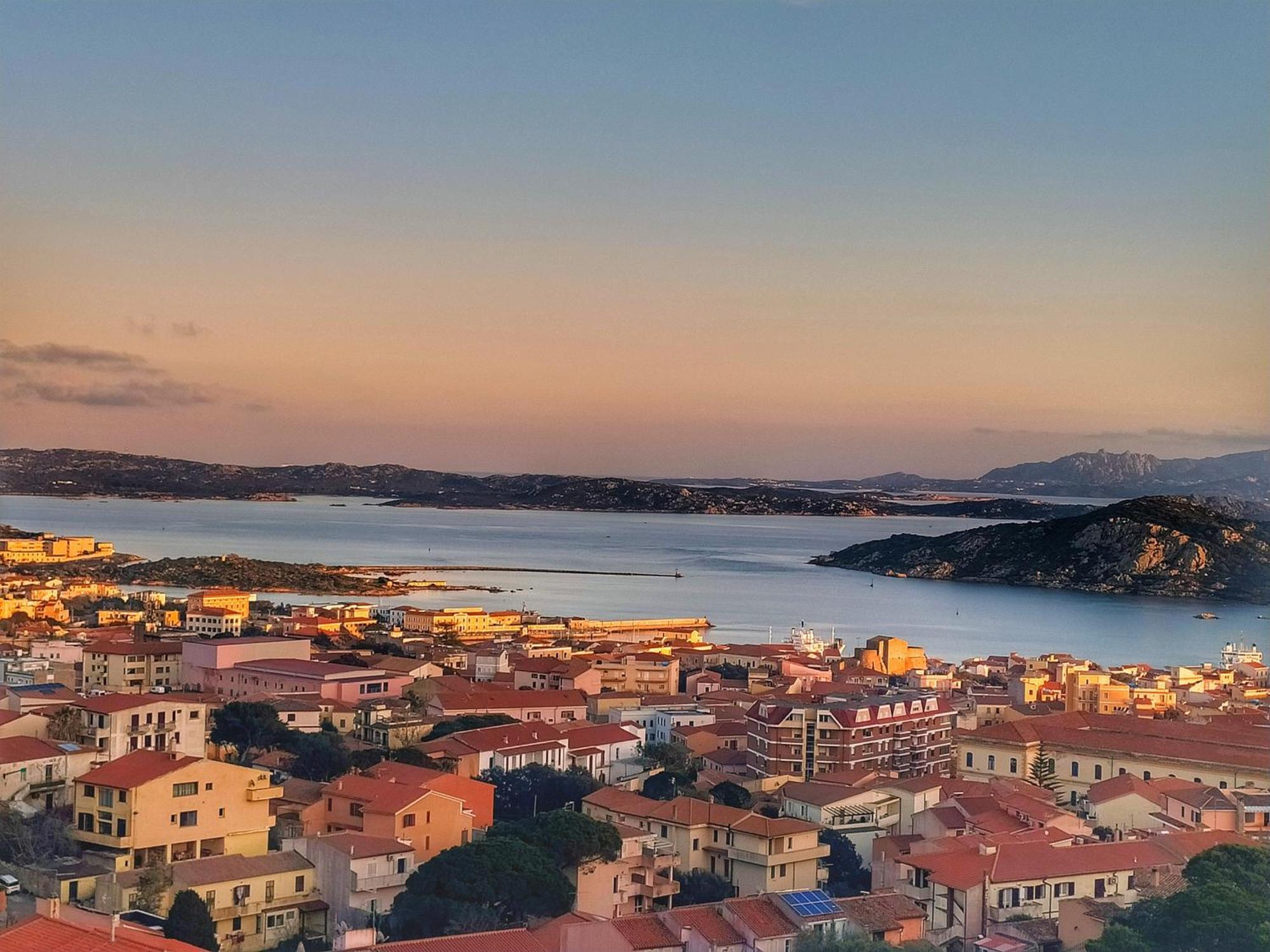 Appartamento Vista Mare A La Maddalena La Maddalena  Luaran gambar